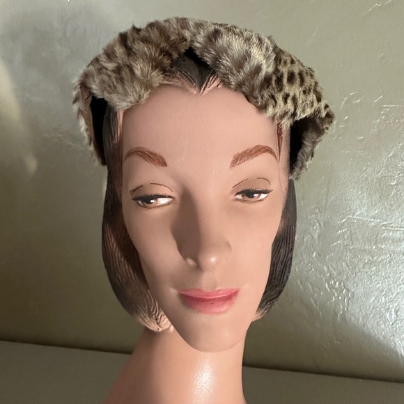 STYLISH 1950s'LEOPARD FUR CAP IN A "CLAW" STYLE + BLACK TASSLE